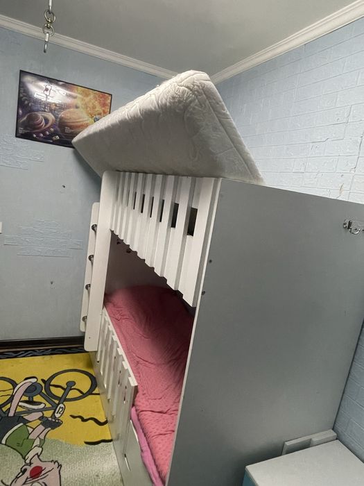 Двухъярусная кровать