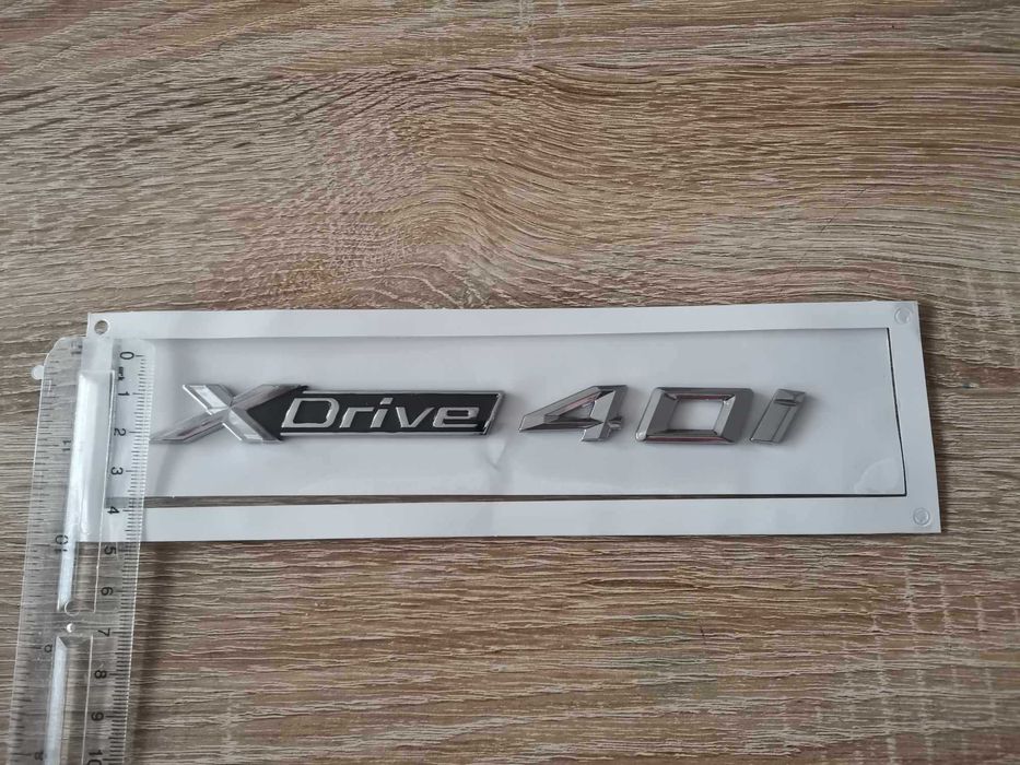 сребрист надпис BMW Xdrive 40i