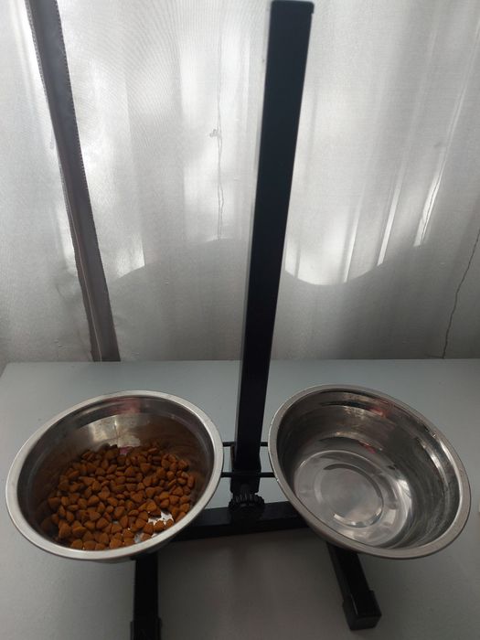 Продам подставку  с чашами для еды животных.