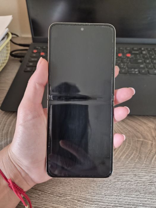 Продавам Samsung Galaxy Z Flip 5, 512GB, цвят Cream. Без забележки!