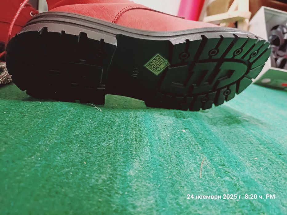 Червени ботуши с връзки