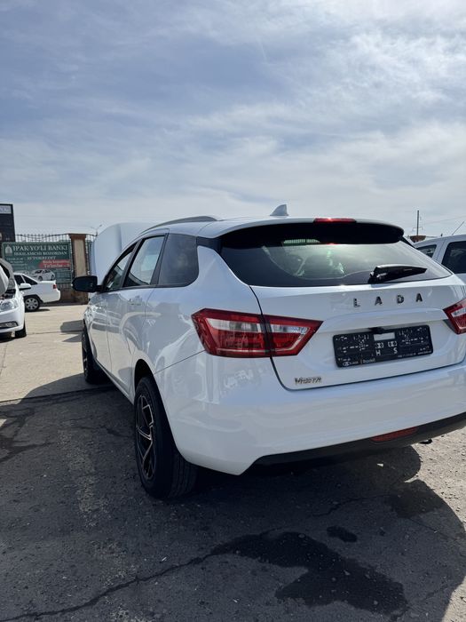 Lada vesta sw 2022 yil kraska toza 43000 km halol srochna sotiladi