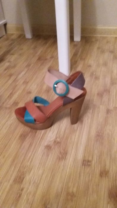 Продам босоножки