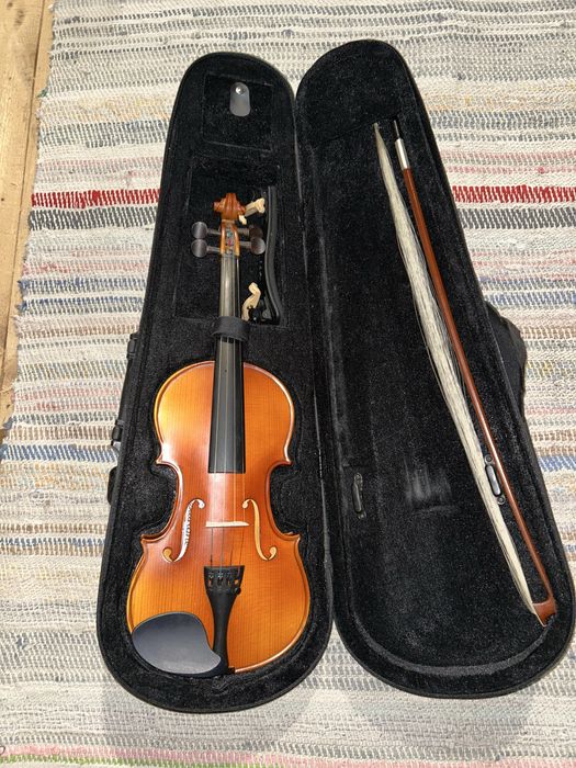 Vioară 1/2 ca nouă + arcuș + suport piept + cutie