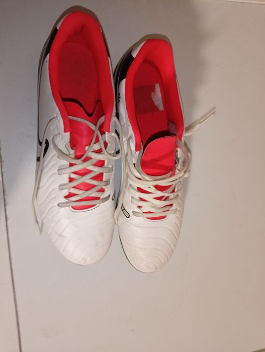 Продавам бутонки за футбол