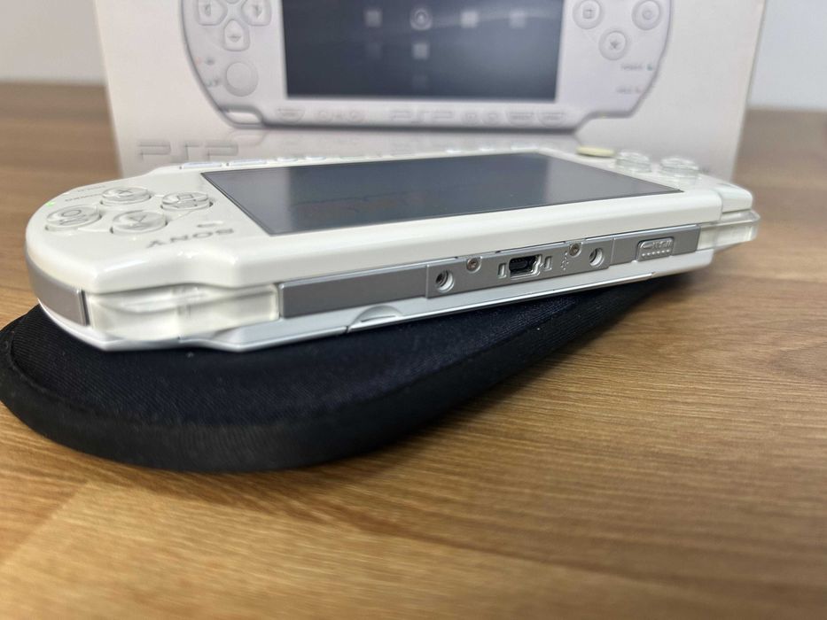 PSP 2000 Ceramic White în cutie — Slim and Lite, modată
