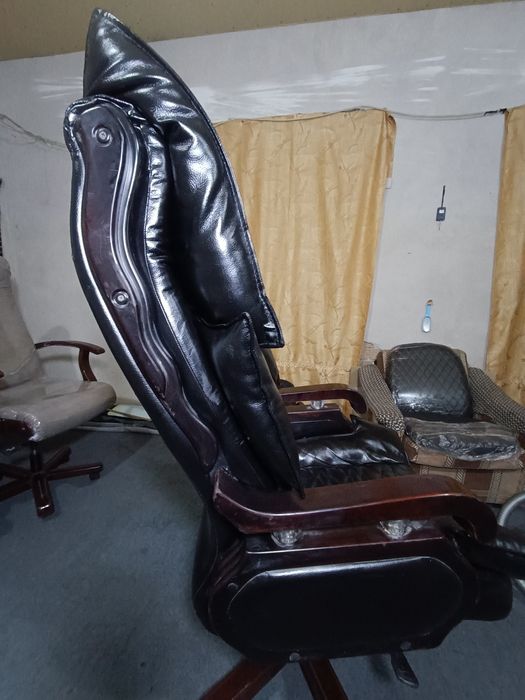 Офисное Кожанние и дубовый кресло