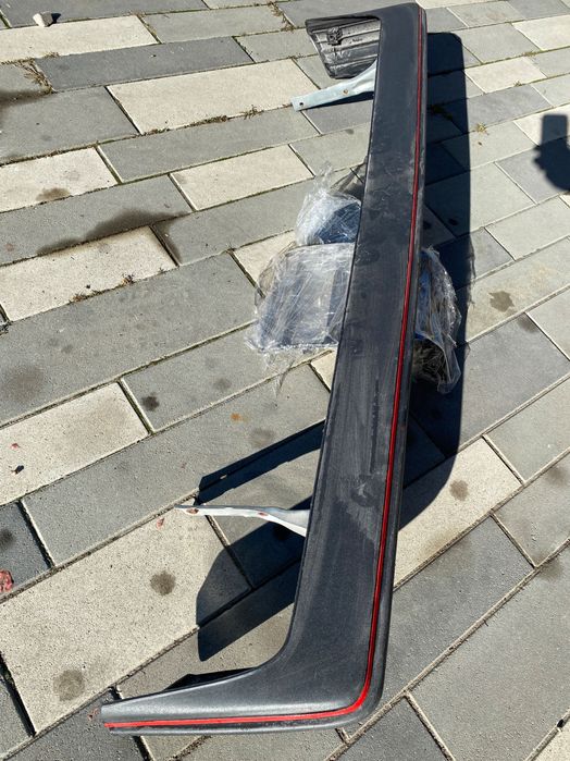 Продавам чисто нова задна броня за голф 1 GTI с червен кант