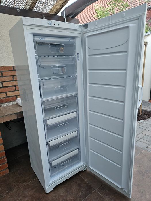 Congelator Indesit 220 l, 7 sertare