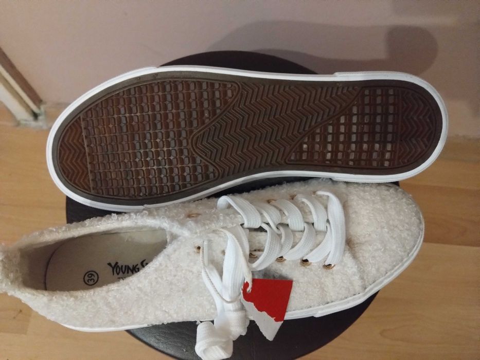 Топ Пухкави кецове бели