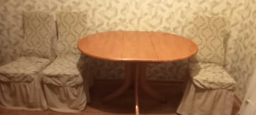 Стол со стульями