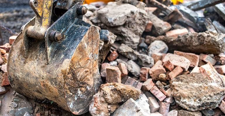 Servicii complete de demolare si debarasare moloz / deseuri