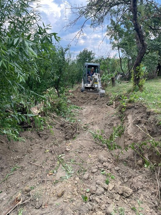 Execut lucrari cu mini excavator