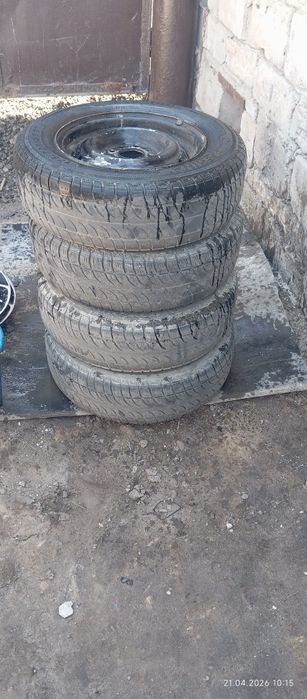 Продам резину вместе с дисками бескамерка на 13