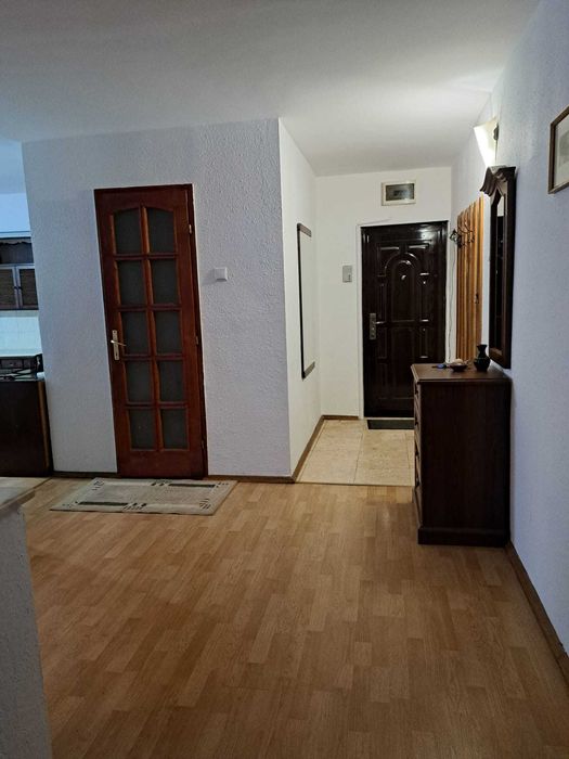 Apartament de inchiriat, 4 camere, ultra-central, bucatarie deschisa, centrala proprie noua