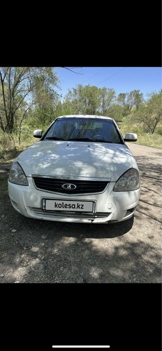 Продам приора машина