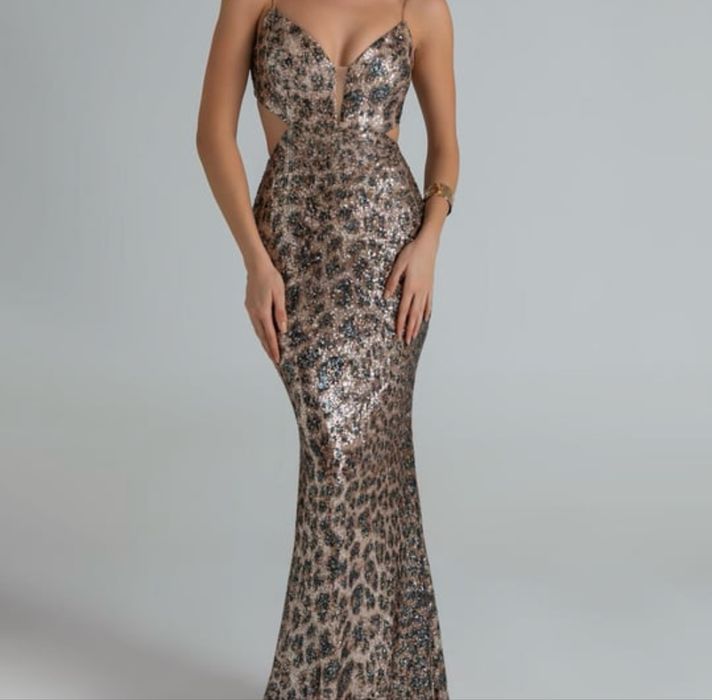 Роклята се продава 250лв