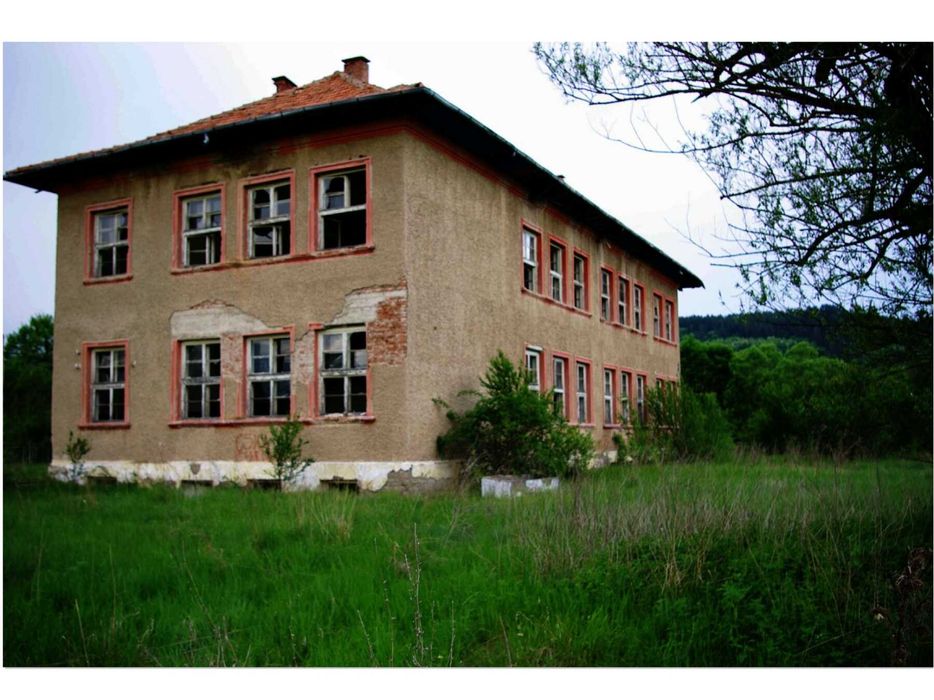 Продава ПАРЦЕЛ и Старо училище Регулация. 
гр. Трън, област Перник