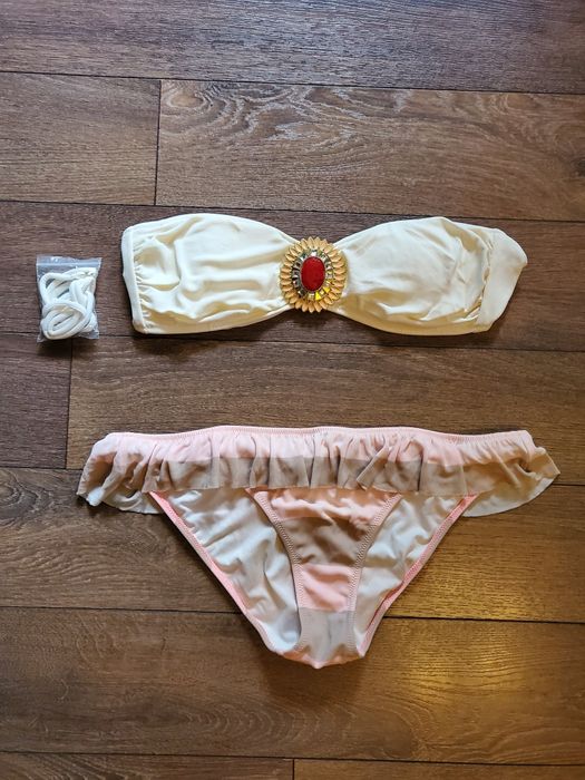 Страхотен бански Victoria Secret с брошка Размер S.