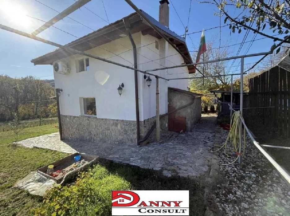 Двуетажна къща с двор в с. Малки чифлик, общ. В.Търново