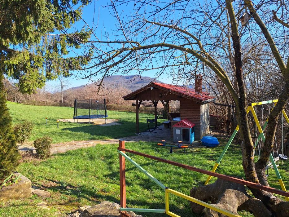 Къща за гости ЕФТИМОВИ, на 90 км от Варна, с. Черни връх, Обл. Шумен