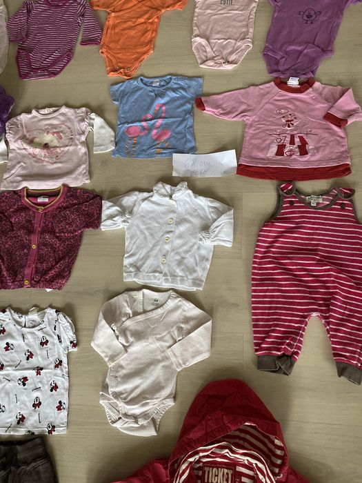 Vand lot haine fete(4-6 luni), frumoase.