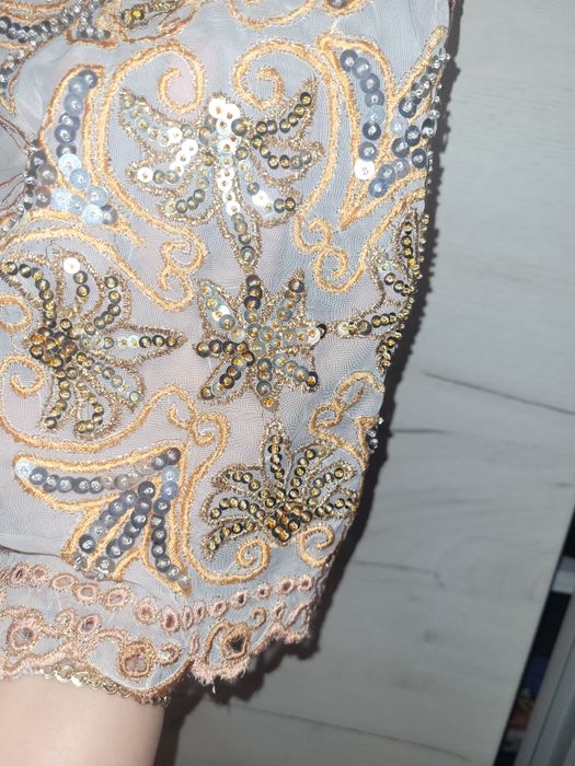 Ie cusuta cu paiete și margele