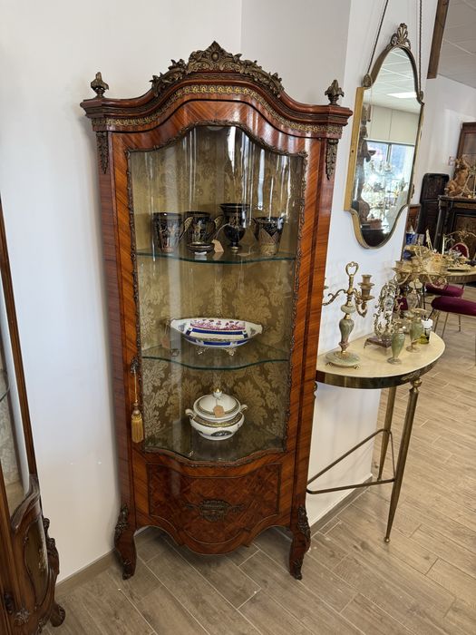 Vitrina deosebita de colt - lemn masiv, intarsii, ornamente bronz