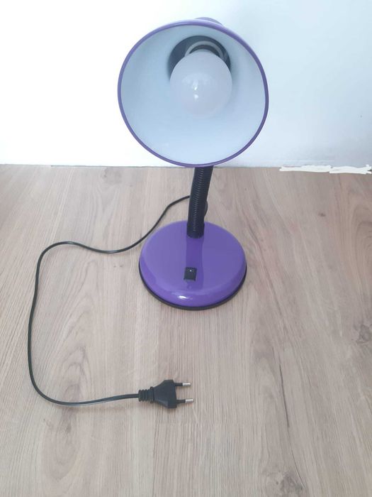 Lampă mov ajustabilă – stare foarte bună – 30 lei