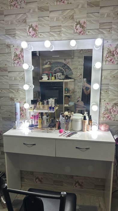 Визажный стол с зеркалом