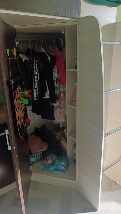 Детская кровать , шкаф, стол.