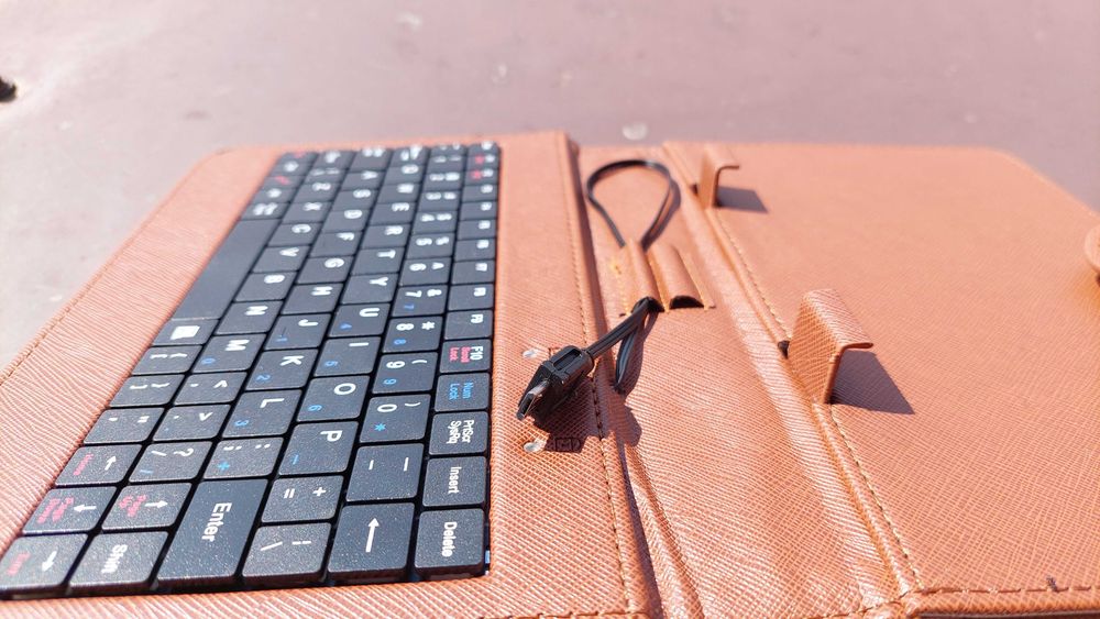 Tastatura si coperta piele pentru tablete