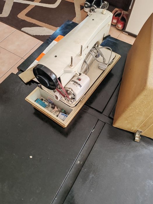 Mașina de cusut electrica.