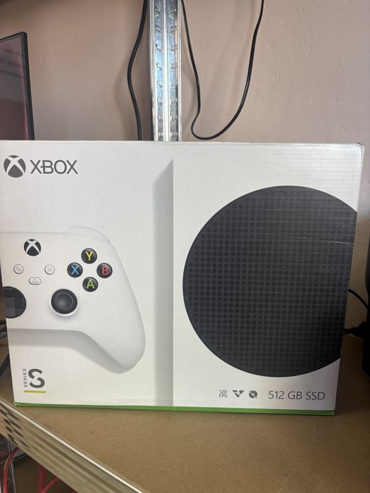 XBOX  S изключително запазен !!