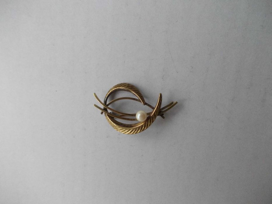 Brosa veche din argint cu perla