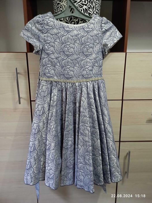 продам платье для девочки