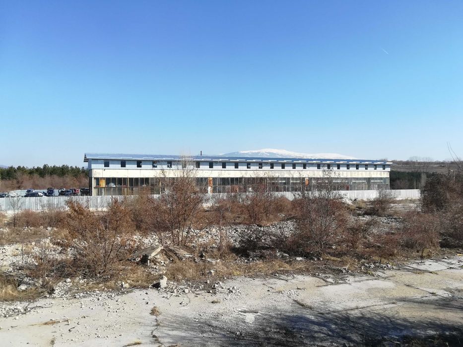 Дава се под наем Промишлена сграда в Перник, Калкас - 5750 кв.м за 5100 € - Снимка #2