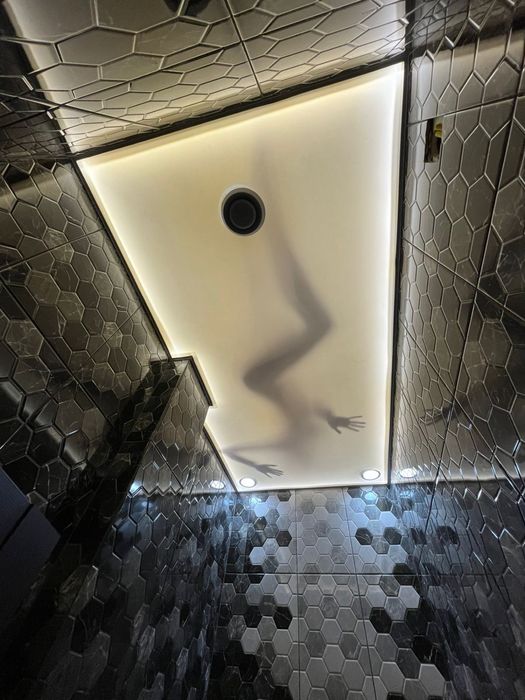 Натежные потолки со встроенным освещением