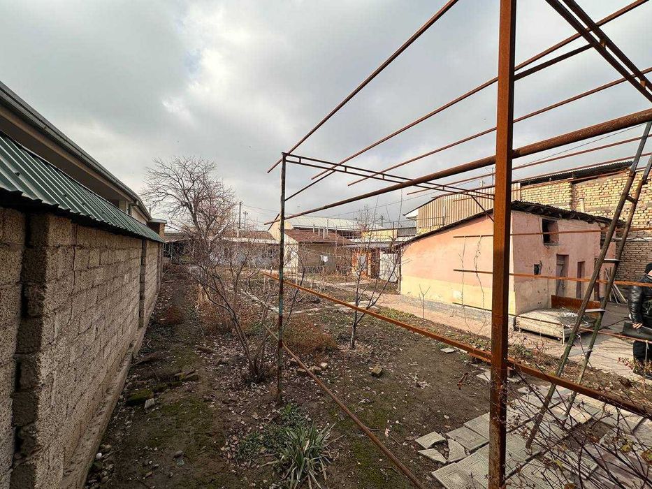 Yashnobod tumanida 6,85 sotixli uy va yer uchastkasi