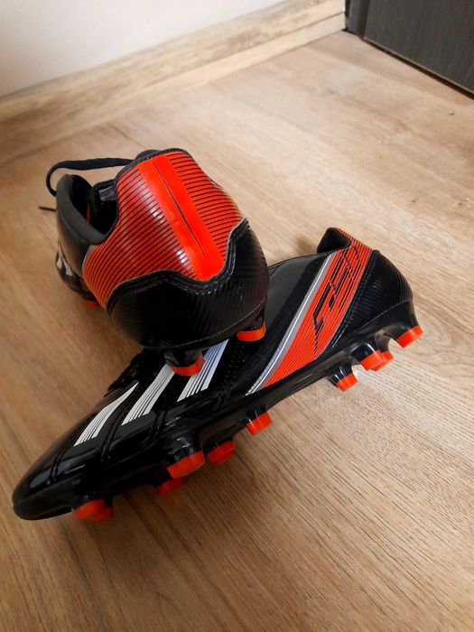 Футболни бутонки и стоножки