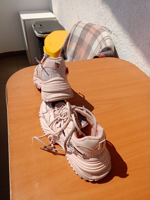 Vând pantofi sport, purtați dat in stare buna, mărimea 39, produs de c