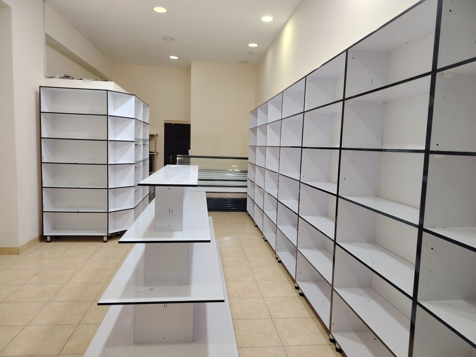 Polka vitrina stelaj magazin ofis xozmag mebelni zakaz