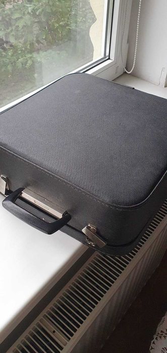 masina de scris cu valiza transport