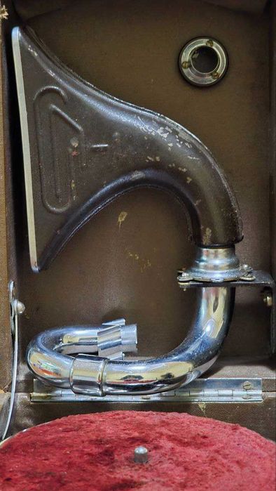 Продам патефон состояние среднее,работает.