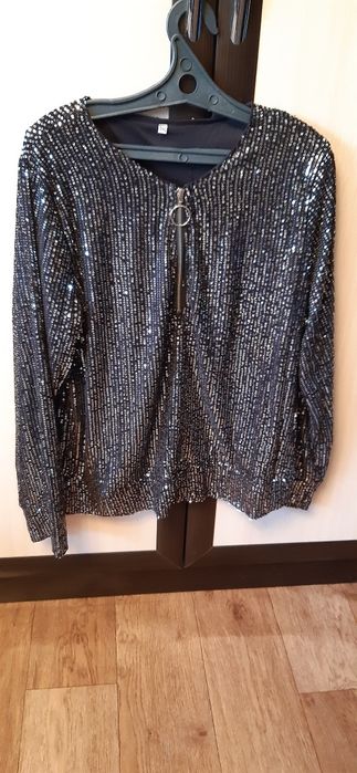 Продам нарядные платье и кофты ,новые.