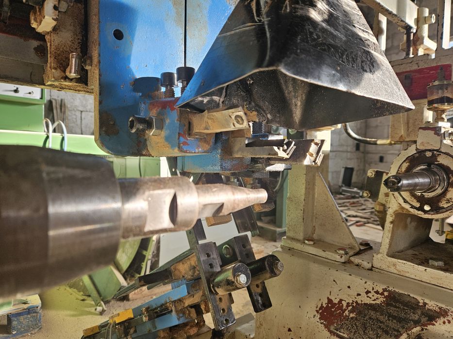 Автоматичен копирен струг за дървени крачета