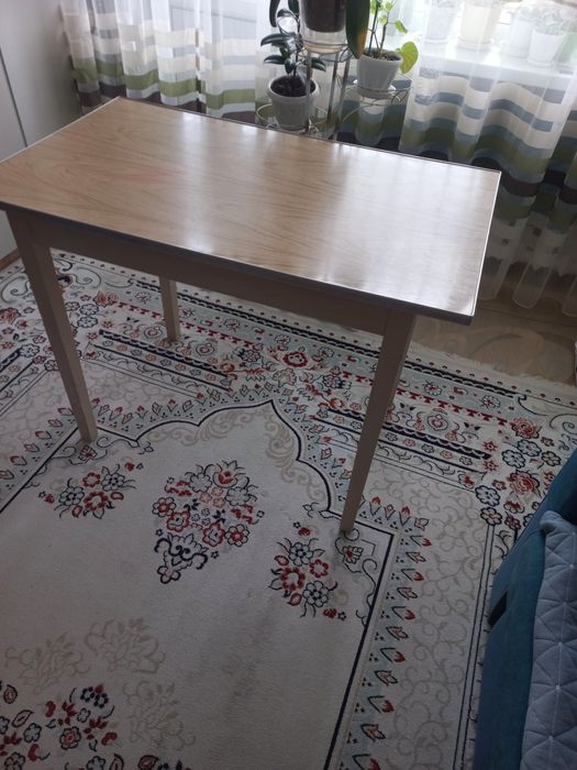 Продаю кухонный стол,б/у.