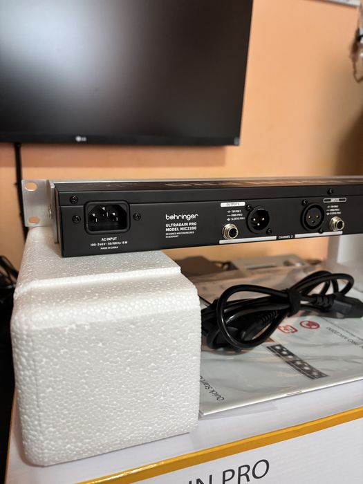 Behringer MIC 2200 V2 preamplificator linie si microfon cu tub in GARANTIE 2027