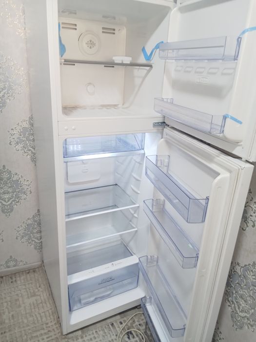 Бестон холодильник новый продается.