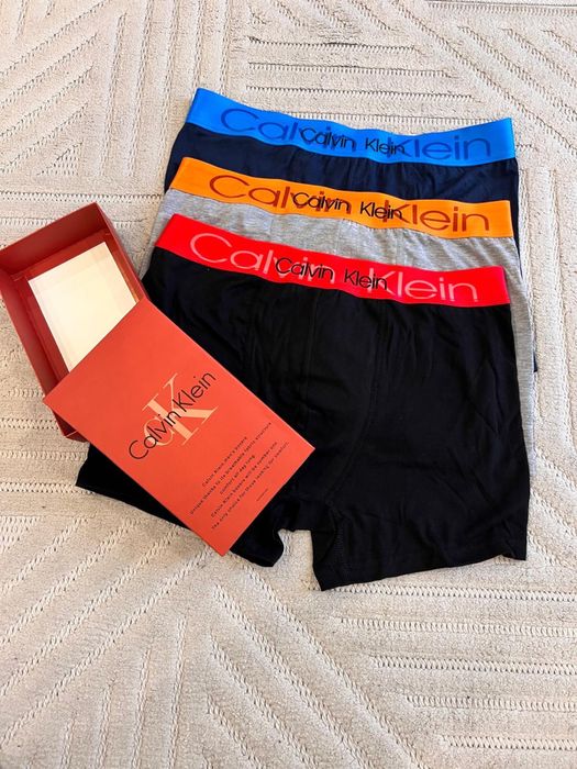 Мъжки боксирки в кутия.